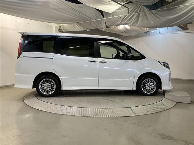 ノア ハイブリッドＳｉ　ダブルバイビーＩＩＩ　リアクーラー　ＥＴＣ車載器　ＬＥＤランプ　Ｂカメラ　ナビＴＶ　フルセグテレビ　オートクルーズコントロール　ＤＶＤ　横滑り防止装置　イモビライザー　キーレス　アルミホイール　エアバッグ　ＡＣ　３列シート（6枚目）