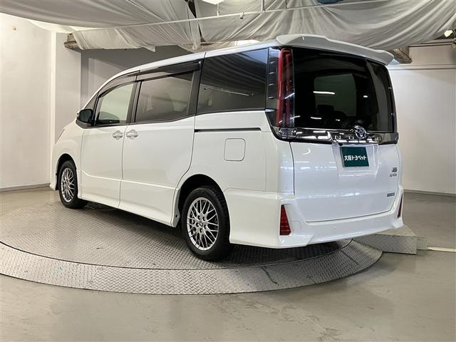 ノア ハイブリッドＳｉ　ダブルバイビーＩＩＩ　リアクーラー　ＥＴＣ車載器　ＬＥＤランプ　Ｂカメラ　ナビＴＶ　フルセグテレビ　オートクルーズコントロール　ＤＶＤ　横滑り防止装置　イモビライザー　キーレス　アルミホイール　エアバッグ　ＡＣ　３列シート（7枚目）