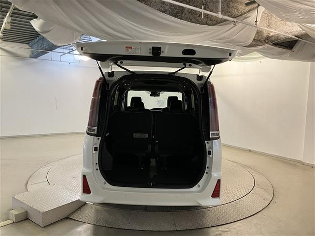 ノア ハイブリッドＳｉ　ダブルバイビーＩＩＩ　リアクーラー　ＥＴＣ車載器　ＬＥＤランプ　Ｂカメラ　ナビＴＶ　フルセグテレビ　オートクルーズコントロール　ＤＶＤ　横滑り防止装置　イモビライザー　キーレス　アルミホイール　エアバッグ　ＡＣ　３列シート（10枚目）