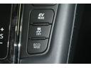 【EVモード】駆動用電池から電力を供給し、電気モーターのみを使って走行するモードです。住宅街や屋内の駐車場などで、騒音や排気ガスを気にすることなく走行することができます。