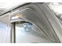 雨の日の換気の際にあると便利なサイドバイザーが装備されています。
