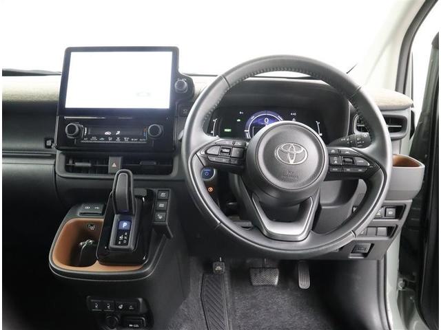 �^�]�ȑ����猩���ʐ^�ł��A���ԂɃ}�b�`���O����悤�Ƀf�U�C�����ꂽ�C���p�l�I��R�̃X�C�b�`�ނ��^�]����������g���₷���ʒu�ɔz�u����Ă��܂��ˁI