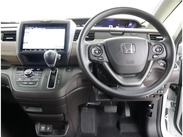 �^�]�ȑ����猩���ʐ^�ł��A���ԂɃ}�b�`���O����悤�Ƀf�U�C�����ꂽ�C���p�l�I��R�̃X�C�b�`�ނ��^�]����������g���₷���ʒu�ɔz�u����Ă��܂��ˁI