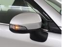 <電動格納式ドアミラー>クルマの運転席側にあるスイッチを操作することで、車体と平行に折りたたむことができるドアミラーです。 手動での操作は不要になっているため幅の狭い駐車スペースに駐車する際に便利です