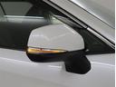<電動格納式ドアミラー>クルマの運転席側にあるスイッチを操作することで、車体と平行に折りたたむことができるドアミラーです。 手動での操作は不要になっているため幅の狭い駐車スペースに駐車する際に便利です
