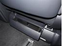 スライドトレイ式足元収納。フロントシート後方