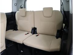 サードシートは、簡単に折りたためるワンタッチスペースアップシートです。車内に乗り込まずにラクに行えます。また、サードシート中央席ヘッドレストを取り外した際の収納スペースもございます。 7