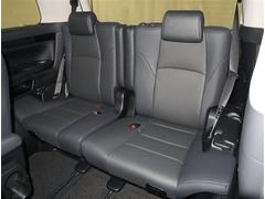 サードシートは、簡単に折りたためるワンタッチスペースアップシートです。車内に乗り込まずにラクに行えます。また、サードシート中央席ヘッドレストを取り外した際の収納スペースもあります！！ 6