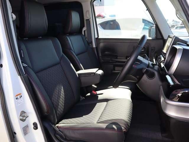 ���������Ղ�Ɗm�ۂ����t�����g�V�[�g�ɁA�傫�Ȕw������ł������ł��郊�A�V�[�g�B�܂�ō���S�n�̂悢�\�t�@������悤�Ȏԓ���ԁB���������������ɂ��났�̎��Ԃ����܂�܂��B