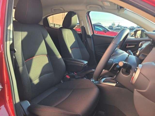 �������p���ŉ^�]�ł���悤�ɑ̊��̍������������肳������悤�f�U�C������Ă���V�[�g�ł��B�f�ށA�V�[�g�`����������邱�ƂŃt�B�b�g�������߂A�D�ꂽ���K�����������Ă��܂��B