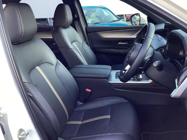 �������p���ŉ^�]�ł���悤�ɑ̊��̍������������肳������悤�f�U�C������Ă���V�[�g�ł��B�f�ށA�V�[�g�`����������邱�ƂŃt�B�b�g�������߂A�D�ꂽ���K�����������Ă��܂��B