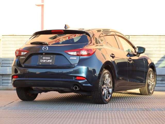 マツダの魂動デザインは、クルマに命を与えるデザイン思想です。生物が見せる一瞬の動きの強さや美しさをベースに、躍動感や緊張感を表現しています。日本の美意識を礎とした「新たなエレガンス」も追求しています。