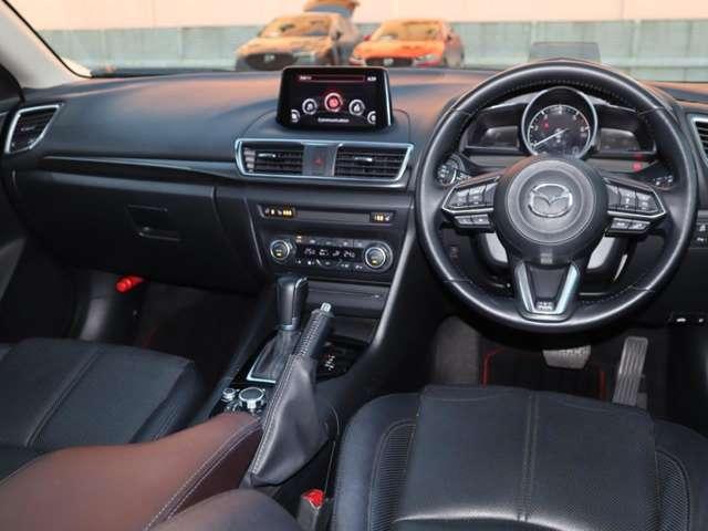 無駄が無くシンプルに美しい上質感はストレスを感じさせず、視認性の良さで安全性を高め、スタートボタンからスムーズに使える一連のボタン配置での操作性を考えたＭＡＺＤＡのデザインです。一度お座り下さい。