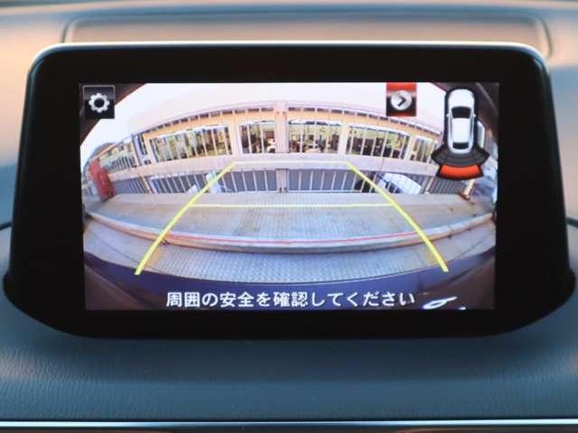 カラーで後方映像をモニターに映し出してくれるので、ショッピングモールのような狭い駐車場であったとしても障害物を見つけ、楽々駐車することができますね。