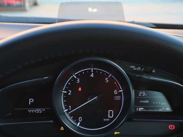 運転視界の遠方上方に虚像を投影することで前を見ながら情報の視認ができます。本当にドライバーが必要な情報を適切に伝え、楽しんで頂くことを考えた新世代装備です。※虚像は１．５ｍ前方に浮かぶイメージです。