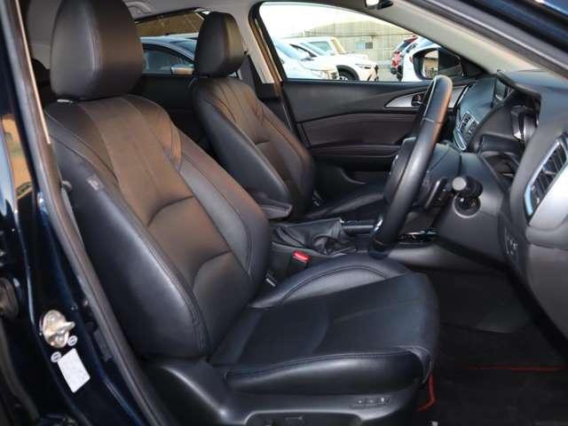 正しい姿勢で運転できるように体幹の腰部をしっかりささえるようデザインされているシートです。素材、シート形状を研究することでフィット感を高めつつ、優れた快適性を実現しています。