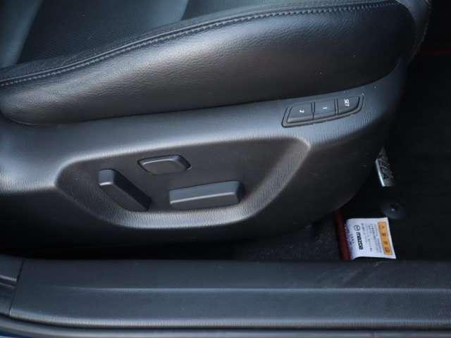 運転席シートは前後スライド・上下リフター・リクライニング・ランバーサポートを細かく調整し、人馬一体感を具現化する事ができる電動シートを装備。またお二人までシートメモリーすることができます。