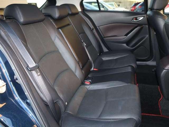 足元には適度なゆとりもあり、シートは厚みをもたせてしっかりとお乗りいただけることで、長距離移動でもラクにご乗車頂けます。