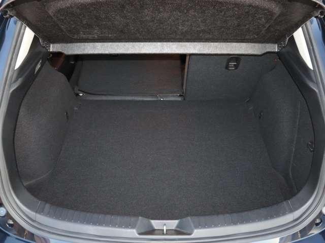 リアシートは６：４に分割式で使用に応じていろいろなシートアレンジが可能です。