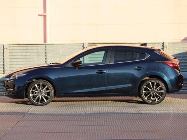 純正アルミで全体的にデザインがまとまっています。車も人も、オシャレはまずは足元からですね。