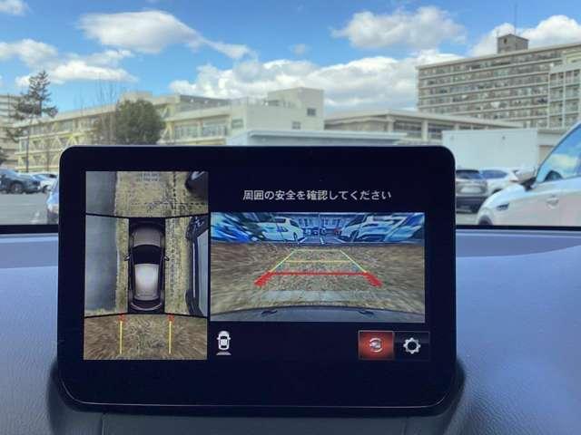 �ԗ��̑O�㍶�E�ɂ���S�̃J�������������邱�ƂŁA�܂�ł����g�̃N���}���󂩂猩�Ă���悤�Ș��Ղł̉f�����f���o���Ă���܂��B�o�b�N�����������̂��ƁA�O�i���Ɏ��E�̈��������_�ł����ɗ����܂��ˁB