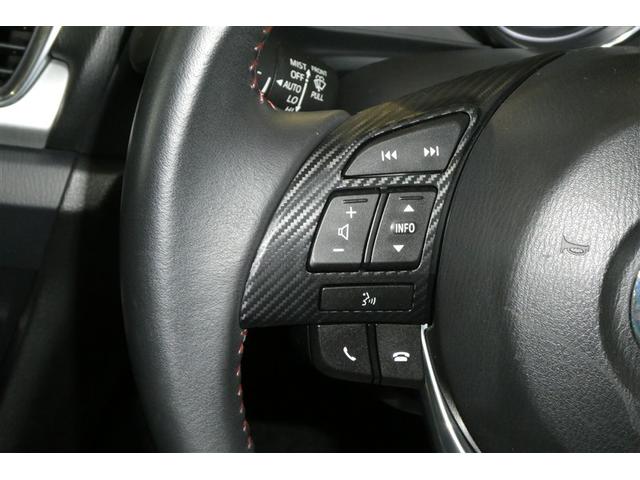 ハンドルのボタン操作でオーディオ／エアコン等がコントロール出来ますので、利便性だけでなく事故防止にも繋がりますよ！