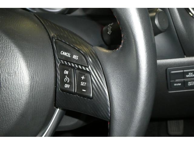 ハンドルのボタン操作でオーディオ／エアコン等がコントロール出来ますので、利便性だけでなく事故防止にも繋がりますよ！