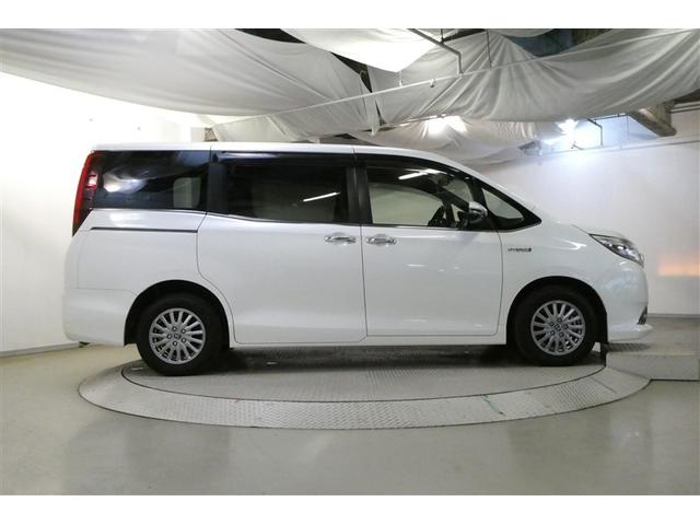 エスクァイア ハイブリッドＧｉ　Ｒカメラ　ＡＡＣ　ナビ＆ＴＶ　リアエアコン　地デジ　クルーズコントロール　ＬＥＤライト　キーレスエントリー　スマートキー付　ＤＶＤ再生可　エアバック　横滑防止装置　盗難防止システム　ＥＴＣ　３列シート（6枚目）