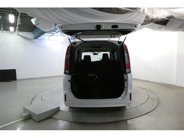 エスクァイア ハイブリッドＧｉ　Ｒカメラ　ＡＡＣ　ナビ＆ＴＶ　リアエアコン　地デジ　クルーズコントロール　ＬＥＤライト　キーレスエントリー　スマートキー付　ＤＶＤ再生可　エアバック　横滑防止装置　盗難防止システム　ＥＴＣ　３列シート（10枚目）