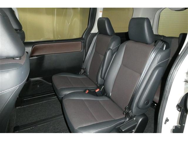 エスクァイア ハイブリッドＧｉ　Ｒカメラ　ＡＡＣ　ナビ＆ＴＶ　リアエアコン　地デジ　クルーズコントロール　ＬＥＤライト　キーレスエントリー　スマートキー付　ＤＶＤ再生可　エアバック　横滑防止装置　盗難防止システム　ＥＴＣ　３列シート（14枚目）