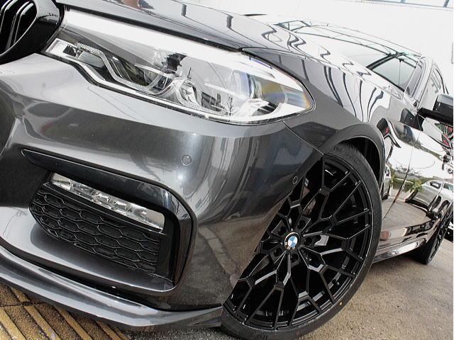 �_�[�N�O���[�ƃu���b�N�̃z�C�[�����������}�b�`���Ă��܂�