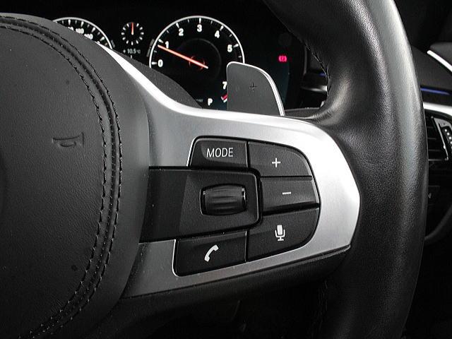 �E�ɂ̓I�[�f�B�I�R���g���[���֌W�̃X�C�b�`�ƃV�t�g�A�b�v�̃p�h���V�t�g���o�[