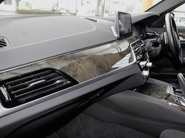 �O���X�̃_�[�N�E�b�h�p�l��