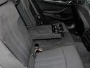長距離も快適なリアシート。アームレストにドリンクホルダー完備