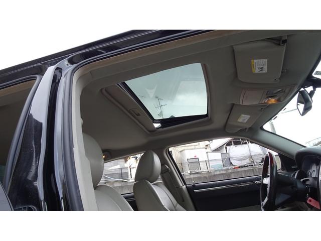 5.7HEMI 3月末迄の限定値下! 車高調 社外20AW サンルーフ E&Gメッキグリル 革シート ボストンサウンドシステム 社外ナビ 地デジ V8 5.7HEMI(12枚目)