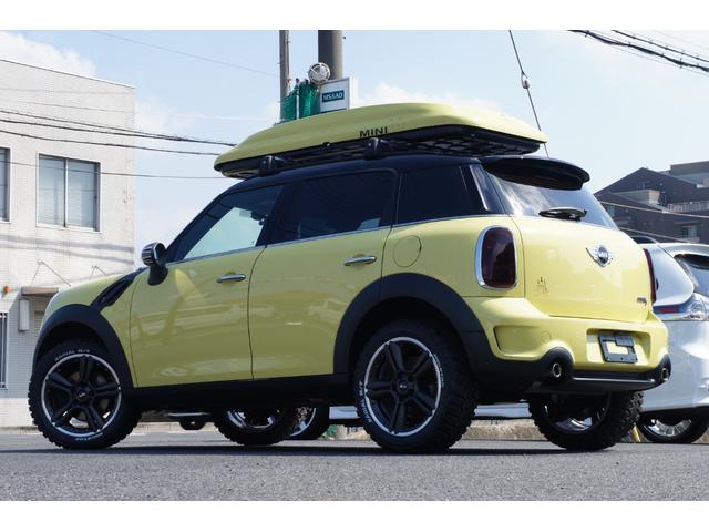 ＭＩＮＩ クーパーＳ　クロスオーバー　２インチリフトアップ　マッドタイヤ　ＭＩＮＩ純正ルーフキャリア　同色ルーフＢＯＸ　ＬＥＤスモークサイドウィンカー　スモークテール　社外ＨＤＤナビ（2枚目）