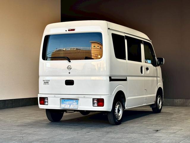 ＮＶ１００クリッパーバン ＤＸ　ＧＬセーフティパッケージ　禁煙車　２０２４製タイヤ　ナビ　バックカメラ　ＥＴＣ　Ｂｌｕｅｔｏｏｔｈ　フルセグＴＶ　電格ミラー　オートライト　バックソナー　衝突軽減システム　オーバーヘッドコンソール　マット　バイザー（24枚目）