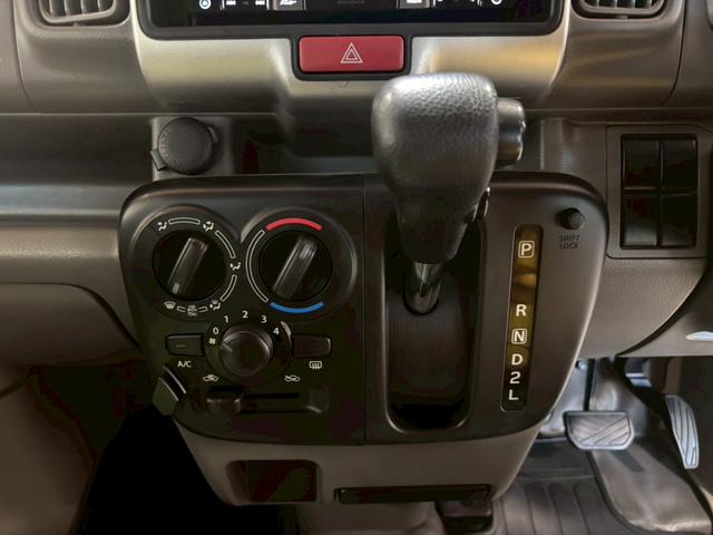 ＮＶ１００クリッパーバン ＤＸ　ＧＬセーフティパッケージ　禁煙車　２０２４製タイヤ　ナビ　バックカメラ　ＥＴＣ　Ｂｌｕｅｔｏｏｔｈ　フルセグＴＶ　電格ミラー　オートライト　バックソナー　衝突軽減システム　オーバーヘッドコンソール　マット　バイザー（37枚目）