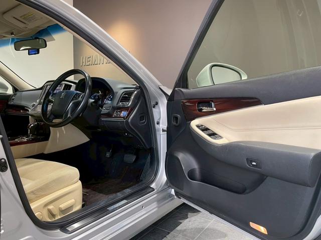 クラウンハイブリッド ロイヤルサルーン　禁煙車　メーカーナビ　バックカメラ　ＥＴＣ　ドラレコ　Ｂｌｕｅｔｏｏｔｈ　フルセグＴＶ　ＤＶＤ　ＣＤ　スマートキー　クルーズコントロール　パワーシート　シートヒーター　ＨＩＤヘッドライト　オートライト（36枚目）