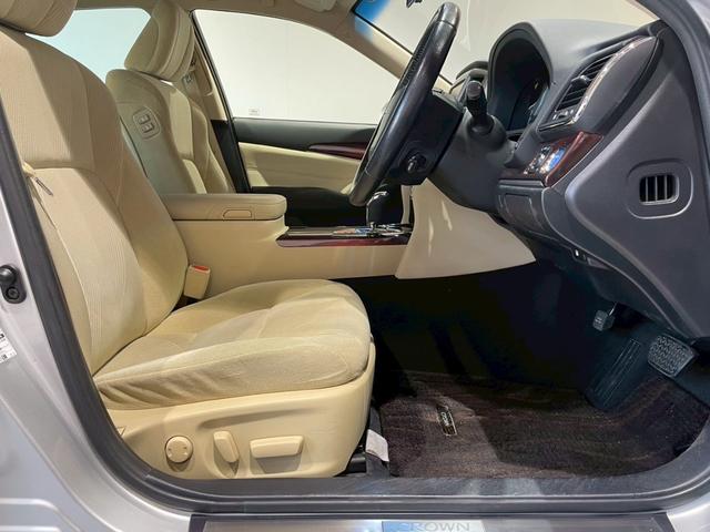 クラウンハイブリッド ロイヤルサルーン　禁煙車　メーカーナビ　バックカメラ　ＥＴＣ　ドラレコ　Ｂｌｕｅｔｏｏｔｈ　フルセグＴＶ　ＤＶＤ　ＣＤ　スマートキー　クルーズコントロール　パワーシート　シートヒーター　ＨＩＤヘッドライト　オートライト（46枚目）