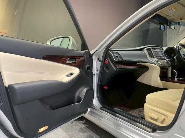 クラウンハイブリッド ロイヤルサルーン　禁煙車　メーカーナビ　バックカメラ　ＥＴＣ　ドラレコ　Ｂｌｕｅｔｏｏｔｈ　フルセグＴＶ　ＤＶＤ　ＣＤ　スマートキー　クルーズコントロール　パワーシート　シートヒーター　ＨＩＤヘッドライト　オートライト（50枚目）
