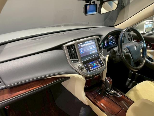 クラウンハイブリッド ロイヤルサルーン　禁煙車　メーカーナビ　バックカメラ　ＥＴＣ　ドラレコ　Ｂｌｕｅｔｏｏｔｈ　フルセグＴＶ　ＤＶＤ　ＣＤ　スマートキー　クルーズコントロール　パワーシート　シートヒーター　ＨＩＤヘッドライト　オートライト（52枚目）