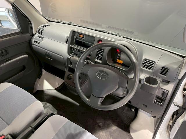 ハイゼットカーゴ ＤＸ　ワンオーナー　禁煙車　前後ドラレコ　ラジオチューナー　キーレス　パワーウィンドウ　オーバーヘッドコンソール　スペアキー　２０２５年製タイヤ（37枚目）