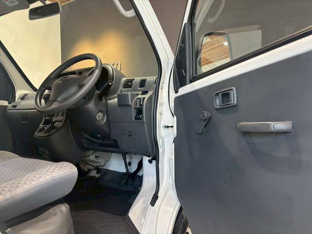 ハイゼットカーゴ 　禁煙車　純正オーディオ（ＦＭ／ＡＭ）　ＥＴＣ　マット　バイザー　スペアキー　パワステ（33枚目）