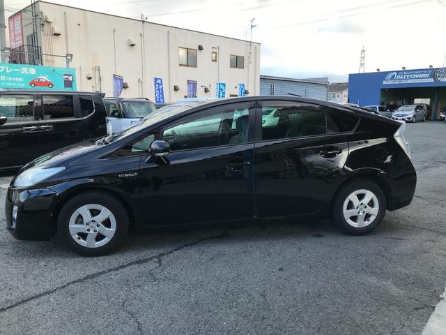 プリウス Ｓ　アイドリングストップ搭載　インテリキー　デュアルエアバック　エアＢ　イモビライザー　ナビＴＶ　ＡＵＴＯエアコン　横スベリ防止　衝突安全ボディ　ＥＴＣ装備　ＡＢＳ　サイドエアバッグ　パワーステアリング（6枚目）