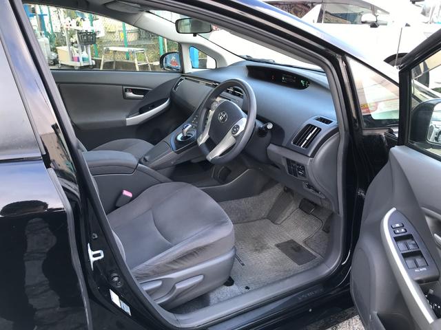 プリウス Ｓ　アイドリングストップ搭載　インテリキー　デュアルエアバック　エアＢ　イモビライザー　ナビＴＶ　ＡＵＴＯエアコン　横スベリ防止　衝突安全ボディ　ＥＴＣ装備　ＡＢＳ　サイドエアバッグ　パワーステアリング（14枚目）