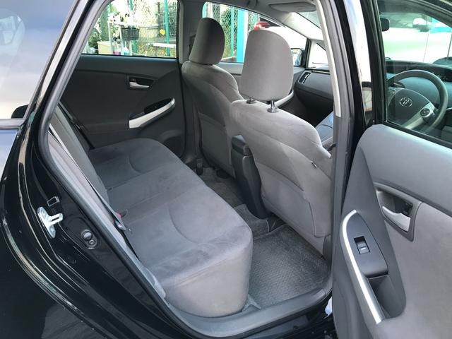 プリウス Ｓ　アイドリングストップ搭載　インテリキー　デュアルエアバック　エアＢ　イモビライザー　ナビＴＶ　ＡＵＴＯエアコン　横スベリ防止　衝突安全ボディ　ＥＴＣ装備　ＡＢＳ　サイドエアバッグ　パワーステアリング（15枚目）