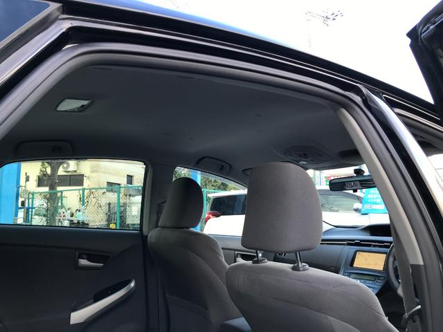 プリウス Ｓ　アイドリングストップ搭載　インテリキー　デュアルエアバック　エアＢ　イモビライザー　ナビＴＶ　ＡＵＴＯエアコン　横スベリ防止　衝突安全ボディ　ＥＴＣ装備　ＡＢＳ　サイドエアバッグ　パワーステアリング（16枚目）