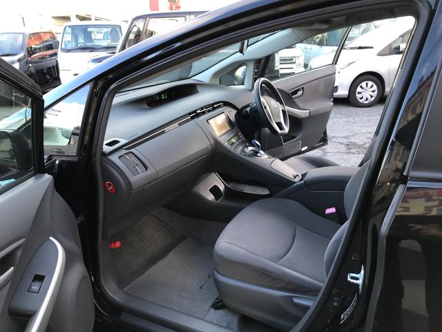 プリウス Ｓ　アイドリングストップ搭載　インテリキー　デュアルエアバック　エアＢ　イモビライザー　ナビＴＶ　ＡＵＴＯエアコン　横スベリ防止　衝突安全ボディ　ＥＴＣ装備　ＡＢＳ　サイドエアバッグ　パワーステアリング（17枚目）