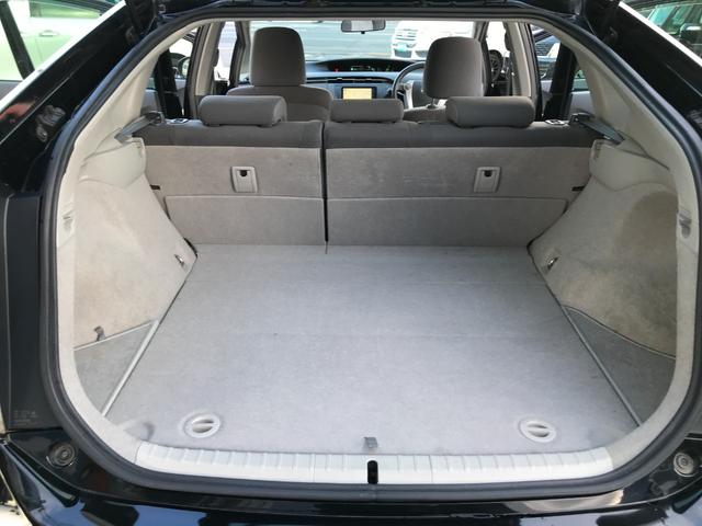 プリウス Ｓ　アイドリングストップ搭載　インテリキー　デュアルエアバック　エアＢ　イモビライザー　ナビＴＶ　ＡＵＴＯエアコン　横スベリ防止　衝突安全ボディ　ＥＴＣ装備　ＡＢＳ　サイドエアバッグ　パワーステアリング（19枚目）